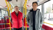 Jo Hiller und Busfahrer Andreas Jaacks sprechen über fairen Lohn.