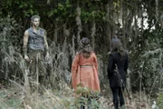 Jahrhunderte alte Unstimmigkeiten bringen die Baumnymphe (Grey Damon, l.) dazu, Margo (Summer Bishil, M.) die Hilfe im Krieg gegen die Truppen Lorias zu versagen. Daraufhin fasst Julia (Stella Maeve, r.) einen neuen Plan ...