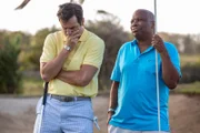 Commissioner Patterson (Don Warrington, r.) hilft DI Parker (Ralf Little, l.), sein Golfspiel zu verbessern. Doch für Parker wird aus dem Spiel blanker Ernst. Denn es hat sich zuvor ein schrecklicher Mord auf dem Golfplatz ereignet.