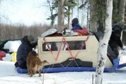 Die Familie Strassburg beim Packen ihres Wohnwagens. (National Geographic/Curtis Green)