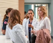 Dr. Maggie Pierce (Kelly McCreary, l.); Dr. Meredith Grey (Ellen Pompeo, r.)