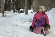 Hazel Strassburg spielt im Schnee (National Geographic/Tyler Rodriguez)