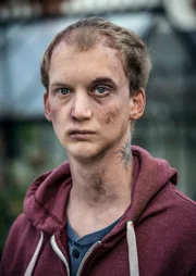 Der verhasste Brandstifter Tommy (Christoffer Nordenrot) ist von einem wütenden Mob verprügelt worden.