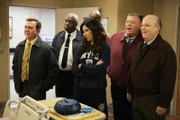 (v.l.n.r.) Charles Boyce (Joe Lo Truglio); Ray Holt (André Braugher); Rosa Diaz (Stephanie Beatriz); Scully (Joel McKinnon Miller); Hitchcock (Dirk Blocker)