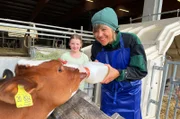 Annette Krause mit Lene Keibel füttert Kälbchen auf dem Ramsteiner Hof in Hausach/Einbach.