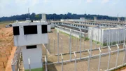 Geschützt wird das Gefängnis Urso Branco durch eine sechs Meter hohe und eineinhalb Meter dicke Mauer. Sie hat zwei Vorteile:  Bei einem Aufstand halten die Wärter von hier dort oben aus die Häftlinge Gefangenen in Schach. Außerdem dient die Mauer als Bollwerk, um das Gefängnis gegen Angriffe von außen zu verteidigen.