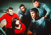 Scotty (James Doohan, l.), Mrs. Mears (Phyllis Douglas, 2.v.l.), Boomer (M.) und Doktor McCoy (DeForest Kelley, r.) sind nicht einverstanden mit Spocks (Leonard Nimoy, 2.v.r.) Maßnahmen.