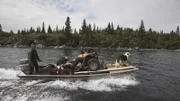 Joel Jacko steuert sein Boot auf seinen Hüttenbau zu. (National Geographic/Brian Bitterfeld)