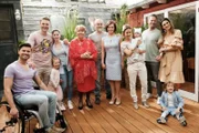 V.l.: Paco (Milos Vukovic), Bambi (Benjamin Heinrich) und Sina (Valea Scalabrino) mit Amelie, Roswitha (Andrea Brix), Robert (Luca Maric) und Irene (Petra Blossey), Ute (Isabell Hertel) mit Baby Maja, Till (Ben Ruedinger) und Eva (Claudelle Deckert) mit Noah