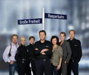 L-R: Henning Schulz (Till Demtrøder), Katja Metz (Anja Nejarri), Nicole Beck (Sophie Moser), Dirk Matthies (Jan Fedder), Hariklia "Harry" Möller (Maria Ketikidou), Frau Küppers (Saskia Fischer), Lothar Krüger (Peter Heinrich Brix).