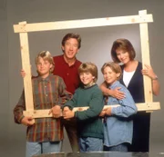 Tim Taylor (Tim Allen, 2.v.l.)