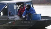 Louise Moses hilft ihren Kindern, ihre Fischnetze einzuholen. (National Geographic für Disney)