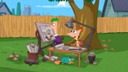 Die Stiefbrüder Phineas (mi.) und Ferb (li.) konstruieren unter dem Baum ihres Gartens eine Achterbahn, die quer durch die Stadt verläuft. Unter dem Tisch scheinbar unbeteiligt: Schnabeltier Perry.