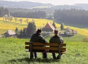 Hermann (Wolfgang Hepp) und Johanna (Ursula Cantieni) blicken auf ihren Fallerhof.