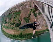 Sie gehen bis an die Extreme, sie kennen keine Grenzen und ihr Mut und ihre Abenteuerlust sind schier unendlich. "Red Bull Ultimate Rush" begleitet Extremsportler bei ihren größten Herausforderungen ...