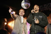 L-R: Adrian Monk (Tony Shalhoub), MurderUss (Snoop Dogg).
