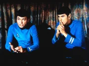 Die Crew von Captain Kirk ist auf dem Planeten Capella IV in einen Hinterhalt geraten und wurde gefangen genommen. Dr. McCoy (DeForest Kelley, l.) und Mr. Spock (Leonard Nimoy, r.) beraten sich über Fluchtmöglichkeiten...