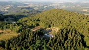 Fast 2.000 Jahre lagen die Überreste der Stadt Bibracte, einst das größte Oppidum in ganz Gallien, unter dichtem Wald verborgen. Erst ab Mitte des 19 Jahrhunderts wurden sie wiederentdeckt.