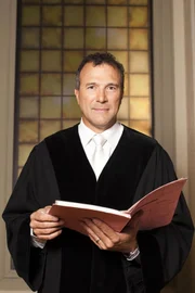 Richter Alexander Hold war Staatsanwalt und Richter am Amtsgericht in Kempten. Er steht in der erfolgreichen Court-Show-Tradition von SAT.1 und entscheidet Strafrechtsfälle - das ganze Spektrum der Strafbarkeit, vom Drogendealer bis zur Sexualstraftat ...