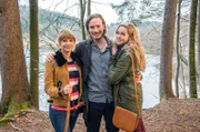 Alexander Milz (M.) als William Newcombe, Victoria Reich (r.) als Ella Kessler und Julia Alice Ludwig (l.) als Rebecca Herz