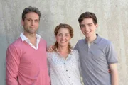 Familie Ahrens: (v.l.) Martin Ahrens (Oliver Franck), Nina Ahrens (Maria Wedig) und Luis Ahrens (Maximilian Braun)