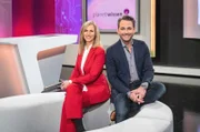 SÜDWESTRUNDFUNK Planet Wissen Montags bis freitags um 11:15 Uhr im SWR Fernsehen  Die SWR-Moderatoren Birgit Klaus und Dennis Wilms. © SWR/Alexander Kluge, honorarfrei - Verwendung gemäß der AGB im engen inhaltlichen, redaktionellen Zusammenhang mit genannter SWR-Sendung und bei Nennung "Bild: SWR/Alexander Kluge" (S2+). SWR-Presse/Bildkommunikation, Baden-Baden, Tel: 07221/929-26868, foto@swr.de
