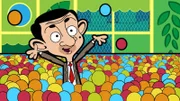 Endlich im Bällebad: Mr. Bean hat viel Spaß mit den bunten Kugeln.
