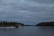 Tig Strassburg mit seiner Familie auf einer Reise entlang des Flusses. (National Geographic für Disney/Tyler Rodriguez)