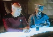 Captain Picard (Patrick Stewart) versucht sich bei Guinan (Whoopi Goldberg) an der Bar zu entspannen, nachdem er in einer Anhoerung gute Ueberzeugungsarbeit geleistet hat.