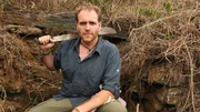 Josh Gates bahnt sich mithilfe einer Machete einen Weg zu verborgenen Ruinen im peruanischen Dschungel. Liefern sie wom&ouml;glich Hinweise auf den Standort der goldenen Stadt Eldorado?