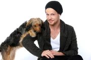 Tobias Lassner (Patrick Müller ) mit Hund 'Stinker'