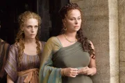 Octavia (Kerry Condon, li.) und ihre Mutter Atia (Polly Walker) sind entsetzt, als Servilia Atia verflucht.