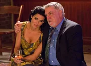 Während ein Staatsbediensterer in Maine getötet wurde, führt das Fluchtauto zu Janes (Angie Harmon, l.) Angreifer. Korsak (Bruce McGill, r.) und sein Team müssen jetzt schnell handeln, um Jane in Sicherheit zu bringen und den Jäger zum Gejagten zu machen ...