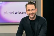 SÜDWESTRUNDFUNK Planet Wissen Montags bis freitags um 11:15 Uhr im SWR Fernsehen SWR-Moderator Dennis Wilms. © SWR/Alexander Kluge, honorarfrei - Verwendung gemäß der AGB im engen inhaltlichen, redaktionellen Zusammenhang mit genannter SWR-Sendung und bei Nennung "Bild: SWR/Alexander Kluge" (S2). SWR-Presse/Bildkommunikation, Baden-Baden, Tel: 07221/929-26868, foto@swr.de