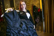 Andrea leitet das Brautmodengeschäft CYNDERELLAS WELT in Bad Lauterberg mit.  Ein Brautmodengeschäft der etwas anderen Art, denn hier dominiert die Farbe Schwarz statt unschuldigem Weiß.