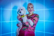 Laura Maack als Paula mit Mucki