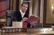 Richter Alexander Hold verhandelt in dieser Spezial-Sendung als Vorsitzender Richter gemeinsam mit zwei Richter-Kollegen und zwei Sch^ffen ein schweres Verbrechen: Im Fall "Mord ohne Leiche" wird ein 46-j%hriger Gesch%ftsf¸hrer einer Import-Export GmbH angeklagt, seine Frau umgebracht und die Leiche auf mysteri^se Weise beseitigt zu haben... Gerichtsshow