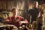 Octavius (Simon Woods, li.) hofft mit Hilfe von Pullo (Ray Stevenson) in dem Konflikt mit Marc Anton einen Kompromiss aushandeln zu können.