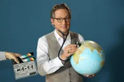 ARD PROGRAMMDIREKTION Wissen vor acht - Erde - Drehstart zur neuen Staffel mit Eckart von Hirschhausen ‚ÄûWissen vor acht ‚Äì Erde‚Äú startet in der ARD-Themenwoche ‚ÄûStadt.Land.Wandel‚Äú und l√§uft vom 7. bis 13. November 2021. Die neue Reihe wird 2022 mit 15 weiteren Folgen fortgesetzt. Bei ‚ÄûWissen vor acht ‚Äì Erde‚Äú geht es um unseren Planeten und um ein neues Themengebiet: Die planetare Gesundheit. Der Arzt und Wissenschaftsjournalist Dr. Eckart von Hirschhausen vermittelt, wie eng unsere menschliche Gesundheit mit der Gesundheit des Erdsystems verflochten ist. Foto: Eckart von Hirschhausen mit Filmklappe und Globus zum Start der Dreharbeiten. ¬© ARD/Frank Hempel, honorarfrei - Verwendung gem√§√ü der AGB im engen inhaltlichen, redaktionellen Zusammenhang mit genannter ARD-Sendung bei Nennung "Bild: ARD/Frank Hempel" (S2+). ARD-Programmdirektion/Bildredaktion, bildredaktion@DasErste.de