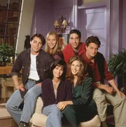(V.li.) Joey (Matt LeBlanc), Phoebe (Lisa Kudrow), Monica (Courtney Cox), Ross (David Schwimmer), Rachel (Jennifer Aniston) und Chandler (Perry Matthew) treffen sich am liebsten in einem Cafe in New York, um dort ihre Probleme und Problemchen in aller Ausführlichkeit zu besprechen.