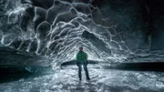 Auf Spitzbergen erforschen Wissenschaftler das Innere eines Gletschers. Über ihnen türmen sich Millionen Tonnen Eis.