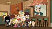 Vorne, l-r: Lucy, Lynn, Lola, Luan, Lana, Leni, Lincoln, Luna, Lisa, Lily, Lynn Sr.