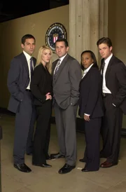 (2. Staffel) - Die Spezialeinheit des FBI für vermisste Personen besteht aus Detective Jack Malone (Anthony LaPaglia, M.), Samantha Spades (Poppy Montgomery, 2.v.l.), Vivian Johnson (Marianne Jean-Baptiste, 2.v.r.), Danny Taylor (Enrique Murciano, l.) und Martin Fitzgerald (Eric Close, r.) ...