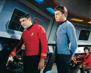Lt. Cmdr. Dr. McCoy (DeForest Kelley, l.), Lt. Cmdr. Scott (James Doohan)