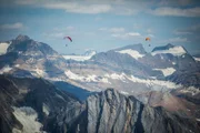 Will Gadd and Gavin McClurg sind entschlossen, eines der wohl größten Paragliding-Projekte weltweit erfolgreich zu meistern. Auf einer Strecke von insgesamt 1.200 Kilometern entlang der Rocky Mountains geht es von Kanada in die USA ...