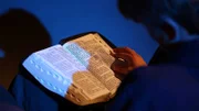 Pastor Cho liest Bibel.
