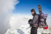 Dr. Clive Oppenheimer von der Cambridge Universität in England ist einer der weltweit führenden Vulkanologen. Er macht sich auf den Weg auf den Erebus Enigma, einem der außergewöhnlichsten Vulkane der Erde. Denn nirgendwo sonst trifft extreme Hitze auf extreme Kälte ...