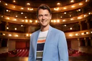 Moderator Peter Schneeberger (ORF). "Kulturzeit" ist das werktägliche Kulturmagazin von 3sat. "Kulturzeit" mischt sich in kulturelle und gesellschaftspolitische Fragen ein. Das Magazin bietet Hintergrundinformationen, Porträts und Gespräche zu aktuellen und brisanten Fragen.