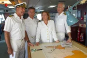 Mit Hilfe von Beatrice (Heide Keller, 2.v.r.) versucht Oskar (Harald Schmidt, r.), Kapitän Burger (Sascha Hehn, l.) sein Missgeschick zu beichten. Dr. Sander (Nick Wilder, 2.v.l.) hört zu.