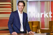 NORDDEUTSCHER RUNDFUNK Jo Hiller - Moderator des NDR Wirtschafts- und Verbrauchermagazins Markt Jo Hiller moderiert Markt. Das NDR Wirtschafts- und Verbrauchermagazin. Zu sehen immer montags um 20.15 Uhr im NDR Fernsehen. © NDR/Christian Spielmann, honorarfrei - Verwendung gemäß der AGB im engen inhaltlichen, redaktionellen Zusammenhang mit genannter NDR-Sendung und bei Nennung "Bild: NDR/Christian Spielmann" (S2). NDR Presse und Information/Fotoredaktion, Tel: 040/4156-2306 oder -2305, pressefoto@ndr.de